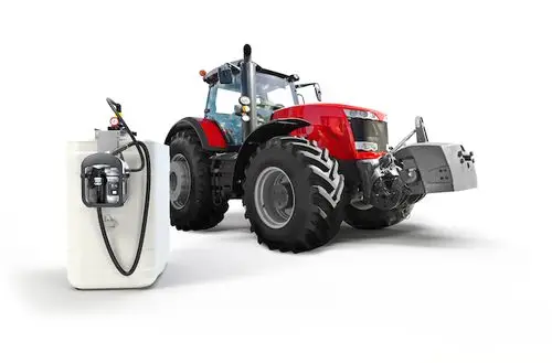 Traktor in roter Farbe mit großen Reifen steht neben einem weißen Behälter mit einer Pumpe, hergestellt von Roth, zur Chemikalien- oder Flüssigkeitshalterung.
